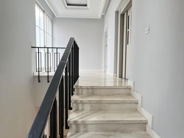 Disewakan Tahunan Rumah Baru Siap Huni di South Grove, Lebak Bulus, Full Furnished