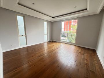 Disewakan Tahunan Rumah Baru Siap Huni di South Grove, Lebak Bulus, Full Furnished