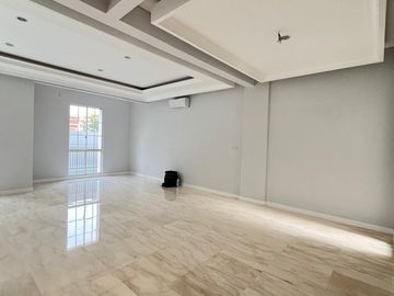 Disewakan Tahunan Rumah Baru Siap Huni di South Grove, Lebak Bulus, Full Furnished