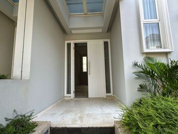 Disewakan Tahunan Rumah Baru Siap Huni di South Grove, Lebak Bulus, Full Furnished