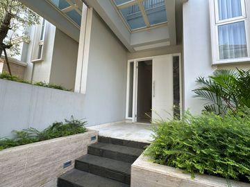 Disewakan Tahunan Rumah Baru Siap Huni di South Grove, Lebak Bulus, Full Furnished