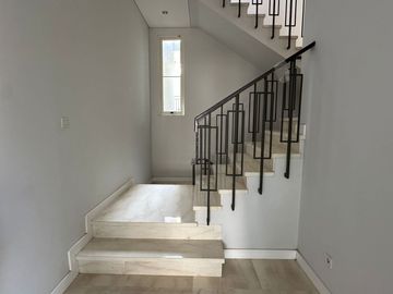Disewakan Tahunan Rumah Baru Siap Huni di South Grove, Lebak Bulus, Full Furnished
