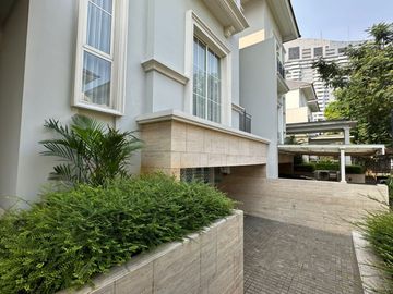Disewakan Tahunan Rumah Baru Siap Huni di South Grove, Lebak Bulus, Full Furnished
