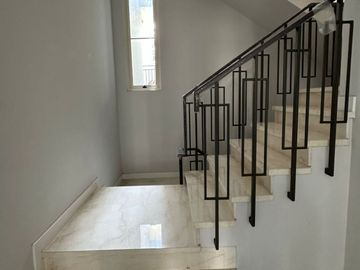 Disewakan Tahunan Rumah Baru Siap Huni di South Grove, Lebak Bulus, Full Furnished