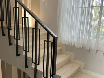 Disewakan Tahunan Rumah Baru Siap Huni di South Grove, Lebak Bulus, Full Furnished