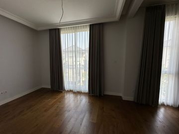 Disewakan Tahunan Rumah Baru Siap Huni di South Grove, Lebak Bulus, Full Furnished