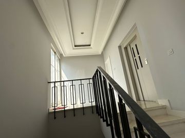 Disewakan Tahunan Rumah Baru Siap Huni di South Grove, Lebak Bulus, Full Furnished