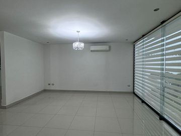 CASA EN VENTA EN CUMBRES ALLEGRO