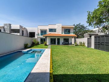 CASA EN VENTA CON ALBERCA Y JARDIN PRIVADA AL SUR DE CUERNAVACA, XOCHITEPEC, MORELOS