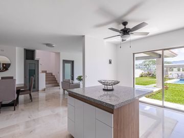 CASA EN VENTA CON ALBERCA Y JARDIN PRIVADA AL SUR DE CUERNAVACA, XOCHITEPEC, MORELOS