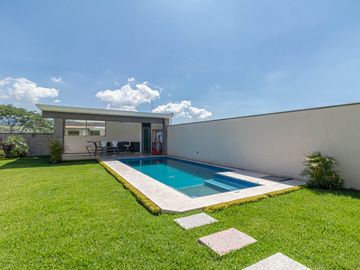 CASA EN VENTA CON ALBERCA Y JARDIN PRIVADA AL SUR DE CUERNAVACA, XOCHITEPEC, MORELOS