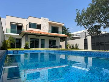 CASA SOLA EN VENTA CON JARDIN Y ALBERCA PROPIA AL SUR DE CUERNAVACA, XOCHITEPEC, MORELOS