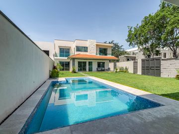 CASA SOLA EN VENTA CON JARDIN Y ALBERCA PROPIA AL SUR DE CUERNAVACA, XOCHITEPEC, MORELOS