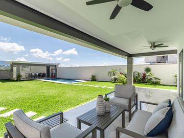CASA SOLA EN VENTA CON JARDIN Y ALBERCA PROPIA AL SUR DE CUERNAVACA, XOCHITEPEC, MORELOS
