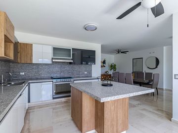 CASA SOLA EN VENTA CON JARDIN Y ALBERCA PROPIA AL SUR DE CUERNAVACA, XOCHITEPEC, MORELOS