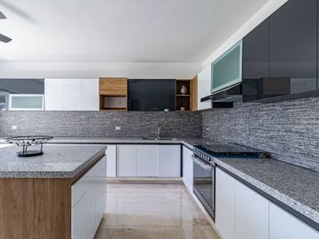 CASA SOLA EN VENTA CON JARDIN Y ALBERCA PROPIA AL SUR DE CUERNAVACA, XOCHITEPEC, MORELOS