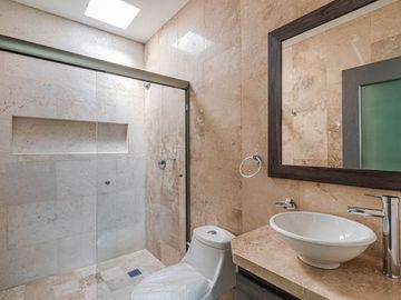 CASA SOLA EN VENTA CON JARDIN Y ALBERCA PROPIA AL SUR DE CUERNAVACA, XOCHITEPEC, MORELOS