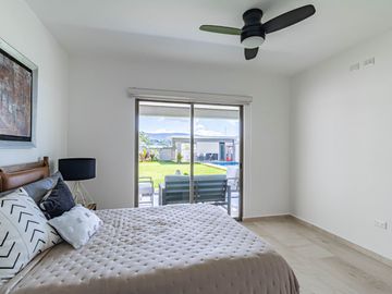 CASA SOLA EN VENTA CON JARDIN Y ALBERCA PROPIA AL SUR DE CUERNAVACA, XOCHITEPEC, MORELOS
