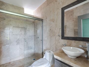 CASA SOLA EN VENTA CON JARDIN Y ALBERCA PROPIA AL SUR DE CUERNAVACA, XOCHITEPEC, MORELOS