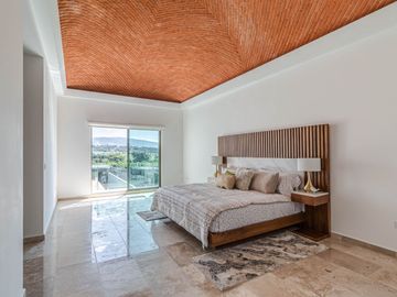 CASA SOLA EN VENTA CON JARDIN Y ALBERCA PROPIA AL SUR DE CUERNAVACA, XOCHITEPEC, MORELOS