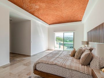 CASA SOLA EN VENTA CON JARDIN Y ALBERCA PROPIA AL SUR DE CUERNAVACA, XOCHITEPEC, MORELOS