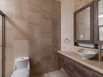 CASA SOLA EN VENTA CON JARDIN Y ALBERCA PROPIA AL SUR DE CUERNAVACA, XOCHITEPEC, MORELOS