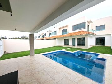 CASA SOLA EN VENTA CON JARDIN Y ALBERCA PROPIA AL SUR DE CUERNAVACA, XOCHITEPEC, MORELOS
