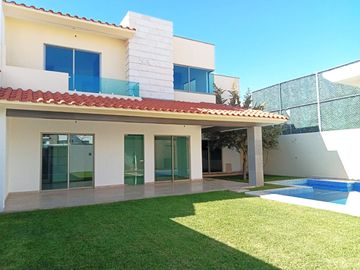 CASA SOLA EN VENTA CON JARDIN Y ALBERCA PROPIA AL SUR DE CUERNAVACA, XOCHITEPEC, MORELOS
