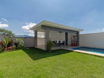 CASA SOLA EN VENTA CON JARDIN Y ALBERCA PROPIA AL SUR DE CUERNAVACA, XOCHITEPEC, MORELOS