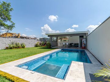 CASA SOLA EN VENTA CON JARDIN Y ALBERCA PROPIA AL SUR DE CUERNAVACA, XOCHITEPEC, MORELOS