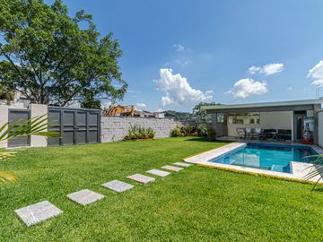 CASA SOLA EN VENTA CON JARDIN Y ALBERCA PROPIA AL SUR DE CUERNAVACA, XOCHITEPEC, MORELOS
