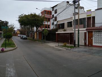 SURCO VENTA CASA * AT: 304.00 M2 *AC: 378.00 M2 - 2 PISOS + AIRES  7 DORM 8 BAÑOS 2 COCHERAS