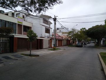 SURCO VENTA CASA * AT: 304.00 M2 *AC: 378.00 M2 - 2 PISOS + AIRES  7 DORM 8 BAÑOS 2 COCHERAS