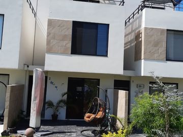 CASA EN VENTA AL SUR DE CUERNAVACA CON ALBERCA Y CANCHAS DEPORTIVAS