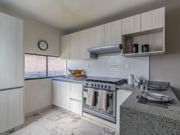 CASA EN VENTA AL SUR DE CUERNAVACA CON ALBERCA Y CANCHAS DEPORTIVAS