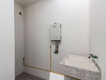 CASA EN VENTA AL SUR DE CUERNAVACA CON ALBERCA Y CANCHAS DEPORTIVAS