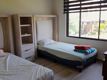 CASA EN VENTA AL SUR DE CUERNAVACA CON ALBERCA Y CANCHAS DEPORTIVAS