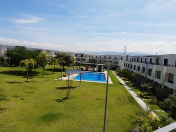 CASA EN VENTA AL SUR DE CUERNAVACA CON ALBERCA Y CANCHAS DEPORTIVAS