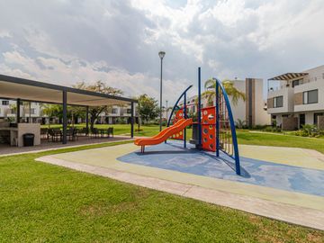 CASA EN VENTA AL SUR DE CUERNAVACA CON ALBERCA Y CANCHAS DEPORTIVAS