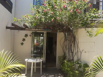 CASA EN VENTA AL SUR DE CUERNAVACA CON ALBERCA Y CANCHAS DEPORTIVAS