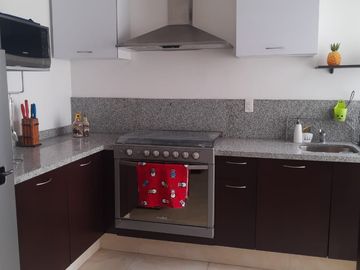 CASA EN VENTA AL SUR DE CUERNAVACA CON ALBERCA Y CANCHAS DEPORTIVAS