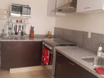 CASA EN VENTA AL SUR DE CUERNAVACA CON ALBERCA Y CANCHAS DEPORTIVAS