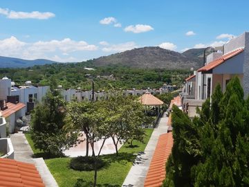 CASA EN VENTA AL SUR DE CUERNAVACA CON ALBERCA Y CANCHAS DEPORTIVAS