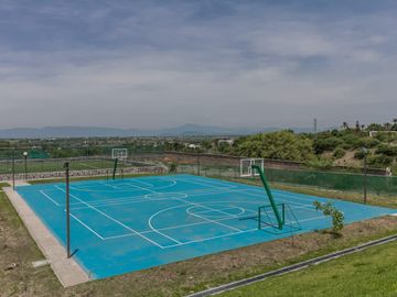 CASA EN VENTA AL SUR DE CUERNAVACA CON ALBERCA Y CANCHAS DEPORTIVAS