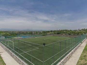 CASA EN VENTA AL SUR DE CUERNAVACA CON ALBERCA Y CANCHAS DEPORTIVAS