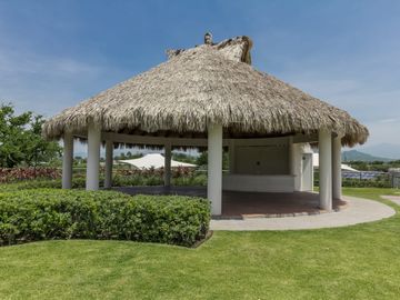 CASA EN VENTA AL SUR DE CUERNAVACA CON ALBERCA Y CANCHAS DEPORTIVAS