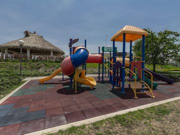CASA EN VENTA AL SUR DE CUERNAVACA CON ALBERCA Y CANCHAS DEPORTIVAS