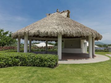 CASA EN VENTA AL SUR DE CUERNAVACA CON ALBERCA Y CANCHAS DEPORTIVAS