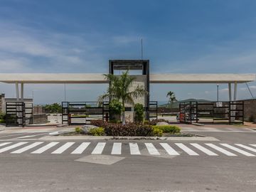 CASA EN VENTA AL SUR DE CUERNAVACA CON ALBERCA Y CANCHAS DEPORTIVAS