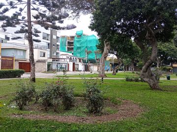 VENTA HERMOSO FLAT DE ESTRENO CON BALCON, SURCO FRENTE A PARQUE